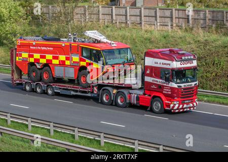 SF56KFX Carmichael Cobra 2 Airport 6X6 Mobile Foam Tender Rescue & Fire Fighting Service auf Nooteboom Stufenwagen; Fahrt mit Geschwindigkeit auf der Autobahn M6 im Großraum Manchester, Großbritannien Stockfoto