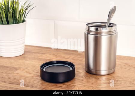 Thermoskanne aus Edelstahl, Thermosport-Kofferraum, Kantinenflasche Stockfoto
