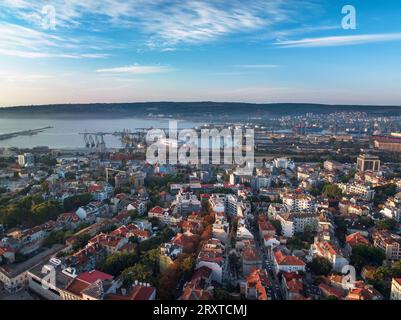 Luftaufnahme über der Innenstadt von Varna, Bulgarien. Stadtlandschaft, Stockfoto