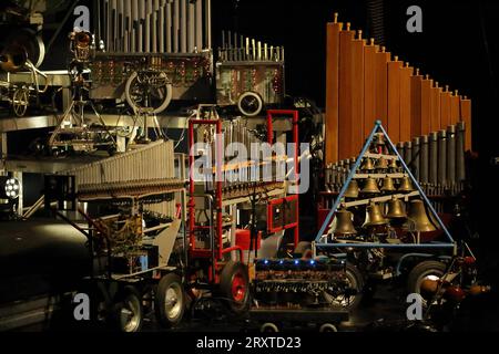 Das Roboterorchester während der Fotoprobe für Zeroth Law das nullte Gesetz in der Deutschen Oper Berlin, Tischlerei, 26. September 2023. // Komposition, Konzept und Regie Gamut Inc., Marion Wörle und Maciej Sledziecki. Musikalische Leitung Olaf Katzer. Roboterorchester Logos Foundation, gebaut von Godfried-Willem Raes. Premiere ist am 27. September 2023. Deutsche Oper Berlin Zeroth Law das nullte Gesetz *** das Roboterorchester während der Fotoprobe für Zeroth Law das nullte Gesetz an der Deutschen Oper Berlin, Tischlerei, 26. September 2023 Komposition, Konzept und Regie Gamut Inc, Marion W. Stockfoto