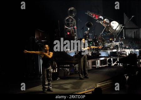 Ruben Reniers und TingAn Ying sowie das Roboterorchester während der Fotoprobe für Zeroth Law das nullte Gesetz in der Deutschen Oper Berlin, Tischlerei, 26. September 2023. // Komposition, Konzept und Regie Gamut Inc., Marion Wörle und Maciej Sledziecki. Musikalische Leitung Olaf Katzer. Roboterorchester Logos Foundation, gebaut von Godfried-Willem Raes. Premiere ist am 27. September 2023. Deutsche Oper Berlin Zeroth Law das nullte Gesetz *** Ruben Reniers und TingAn Ying und das Robot Orchestra während der Fotoprobe für Zeroth Law das nullte Gesetz an der Deutschen Oper Berlin, Tischlerei, 26 Stockfoto