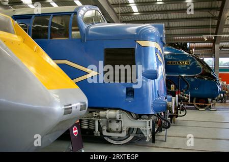 APT an der Seite einer englischen Electric Deltic Prototype Lok neben der Mallard. York, Großbritannien. Stockfoto