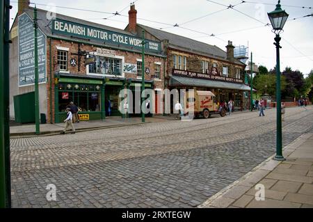 August 2010. Straßenszene mit Kopfsteinpflaster aus dem Open Air Museum. Beamish, Stanley, Großbritannien. Stockfoto