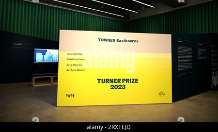 Eastbourne UK 27. September 2023 - Ausstellung des Turner Prize 2023 im Towner Eastbourne . Der Turner Prize ist einer der weltweit bekanntesten Preise für die bildende Kunst und die Gewinner werden im Dezember in Eastbourne bekannt gegeben. Die vier Künstler, die in diesem Jahr in die engere Wahl gezogen werden, sind Jesse Darling, Ghislaine Leung, Rory Pilgrim und Barbara Walker : Credit Simon Dack / Alamy Live News Stockfoto