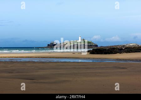 Ebbe, Strandblick auf Godrevy Sands, mit Godrevy Island und Leuchtturm und Atlantic Surf, Nr. Hayle, Cornwall, Großbritannien. Stockfoto