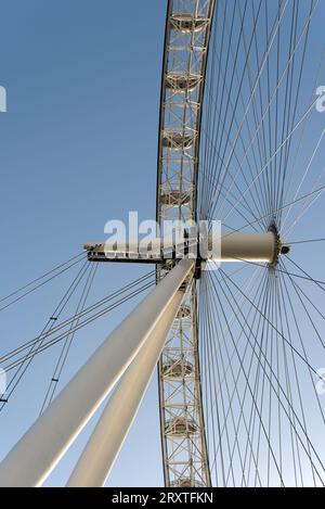 London, Vereinigtes Königreich - 15. Januar 2023: London Eye von unten gesehen an einem klaren sonnigen Tag Stockfoto