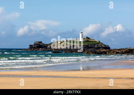 Ebbe, Strandblick auf Godrevy Sands, mit Godrevy Island und Leuchtturm und Atlantic Surf, Nr. Hayle, Cornwall, Großbritannien. Nr. 2 Stockfoto