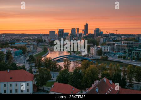 Blick auf den Sonnenuntergang vom Gediminas Castle Tower, Vilnius, Litauen Stockfoto