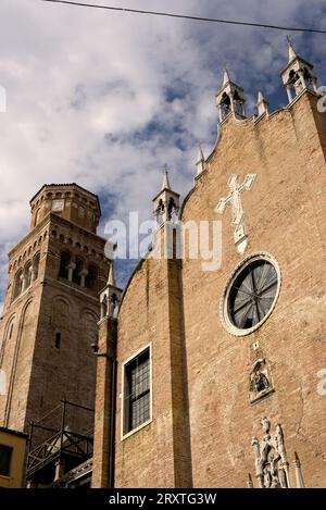 Fassade der Kirche Saint Apollinaris in Venedig an einem bewölkten Tag Stockfoto