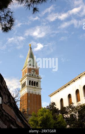 St. Marks Campanille Glockenturm in Venedig an einem sonnigen späten Nachmittag Stockfoto