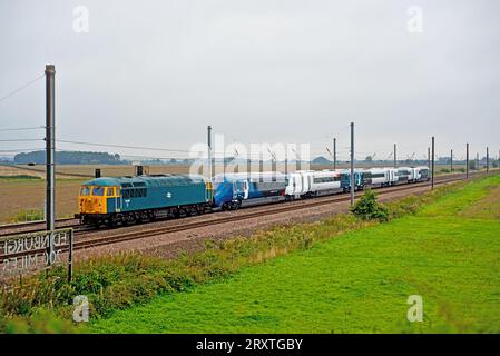 Klasse 56081 in BR Blue Lackierung mit Avanti West Coast Stock, Shipton von Beningborough, North Yorkshire, England 26. September 2023 Stockfoto