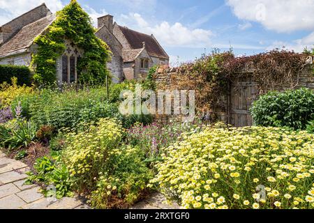 Der Garten im Arts and Crafts-Stil umgibt mittelalterliche Lytes Cary Manor House in der Nähe von Somerton, Somerset, England Stockfoto