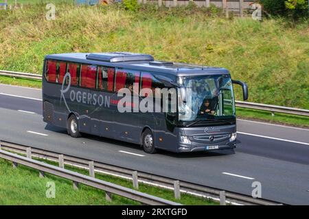 Rogerson Coach Travel Qualität privater Bus und Minibus mieten in Edinburgh. Rogerson Coach Travel Qualität privater Bus und Minibus mieten in Edinburgh. 2018 Mercedes-Benz Tourismo M2 Auto 295/80 R 22,5 Grau PSV Eindecker Diesel 10677 ccm Fahrzeug fährt mit Geschwindigkeit auf der Autobahn M6 im Großraum Manchester, Großbritannien Stockfoto