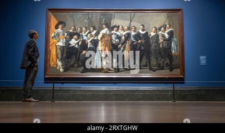 The National Gallery, London, Großbritannien. September 2023 27. Die Credit Suisse Exhibition: Frans Hals ist 2024 seit dem 30. September 2023-21 die größte Ausstellung der Künstlerbilder seit über 30 Jahren und umfasst epische Großgruppenporträts des begnadeten niederländischen Künstlers des Goldenen Zeitalters, die in seltenen Leihgaben aus den Niederlanden ausgestellt wurden. Bild: Frans Hals (vervollständigt von Pieter Codde, 1637), „The Meagre Company“, (The Company of Captain Reinier Reael and Lieutenant Cornelis Michielsz Blaeuw), 1633. Leihgabe der Stadt Amsterdam. Rijksmuseum, Amsterdam. Quelle: Malcolm Park/Alamy Live News Stockfoto