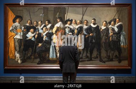 The National Gallery, London, Großbritannien. September 2023 27. Die Credit Suisse Exhibition: Frans Hals ist 2024 seit dem 30. September 2023-21 die größte Ausstellung der Künstlerbilder seit über 30 Jahren und umfasst epische Großgruppenporträts des begnadeten niederländischen Künstlers des Goldenen Zeitalters, die in seltenen Leihgaben aus den Niederlanden ausgestellt wurden. Bild: Frans Hals (vervollständigt von Pieter Codde, 1637), „The Meagre Company“, (The Company of Captain Reinier Reael and Lieutenant Cornelis Michielsz Blaeuw), 1633. Leihgabe der Stadt Amsterdam. Rijksmuseum, Amsterdam. Quelle: Malcolm Park/Alamy Live News Stockfoto