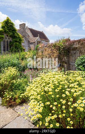 Der Garten im Arts and Crafts-Stil umgibt mittelalterliche Lytes Cary Manor House in der Nähe von Somerton, Somerset, England Stockfoto