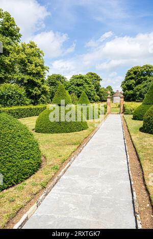 Yew Topiary im Arts and Crafts-Stil Garten im mittelalterlichen Lytes Cary Manor House in der Nähe von Somerton, Somerset, England Stockfoto