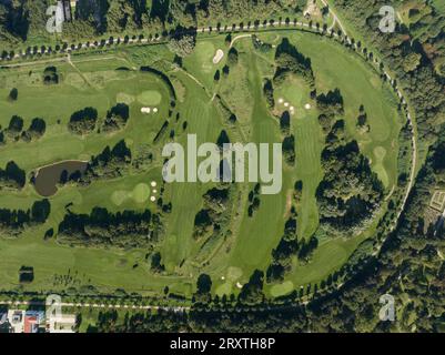 Draufsicht auf einen Golfplatz, Freizeitaktivitäten. Stockfoto