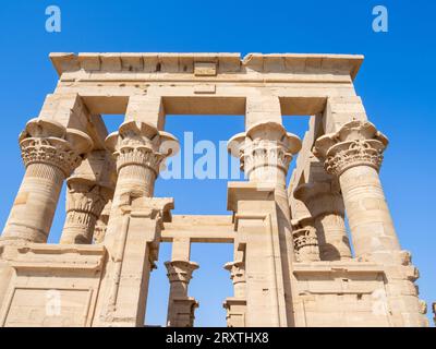 Säulen im Philae-Tempelkomplex, der Isis-Tempel, UNESCO-Weltkulturerbe, derzeit auf der Insel Agilkia, Ägypten, Nordafrika, Afrika Stockfoto