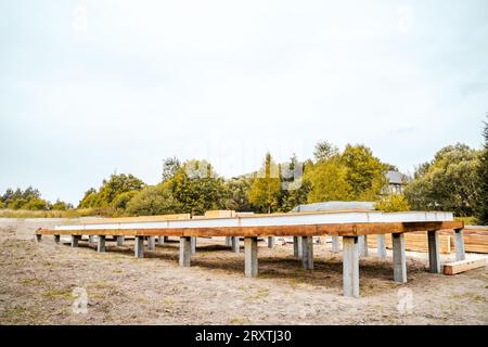 Gebäudekonstruktion eines Holzrahmenhauses aus strukturisolierten SIP-Platten. OSB-orientierte Strangplatte, EPS-geschäumtes Polystyrol. Energieeffizient Stockfoto