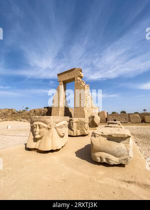 Tor von Domitian und Trajan, Nordeingang des Hathor-Tempels, Dendera-Tempelkomplex, Dendera, Ägypten, Nordafrika, Afrika Stockfoto