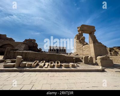 Tor von Domitian und Trajan, Nordeingang des Hathor-Tempels, Dendera-Tempelkomplex, Dendera, Ägypten, Nordafrika, Afrika Stockfoto