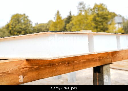Gebäudekonstruktion eines Holzrahmenhauses aus strukturisolierten SIP-Platten. OSB-orientierte Strangplatte, EPS-geschäumtes Polystyrol. Energieeffizient Stockfoto