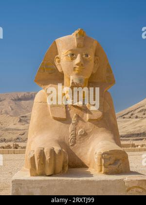 Sphinx am Fuße des Totentempels der Hatschepsut in Deir al-Bahri, erbaut während der Herrschaft des Pharao Hatschepsut, UNESCO, Theben Stockfoto