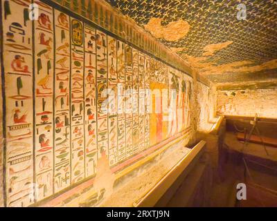 Reliefs und Gemälde im Grab von Nefertari, der großen Frau von Pharao Ramesses II., Tal der Königinnen, UNESCO-Weltkulturerbe, Theben Stockfoto