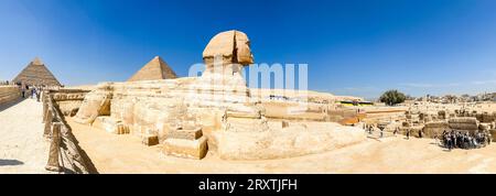 Panoramablick auf die Sphinx und die große Pyramide von Gizeh, das älteste der sieben Weltwunder, UNESCO-Weltkulturerbe, Gizeh, Kairo Stockfoto