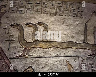 Reliefs und Gemälde im Grabmal KV11, dem Grabmal des alten ägyptischen Ramesses III, Tal der Könige, UNESCO-Weltkulturerbe, Theben Stockfoto