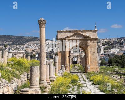 Säulenbogen in der antiken Stadt Jerash, vermutlich 331 v. Chr. von Alexander dem Großen, Jerash, Jordanien, Nahost gegründet Stockfoto