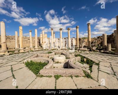 Säulen in der antiken Stadt Jerash, die vermutlich 331 v. Chr. von Alexander dem Großen, Jerash, Jordanien, dem Nahen Osten gegründet wurde Stockfoto