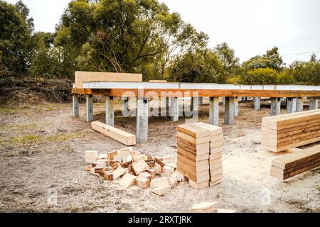 Gebäudekonstruktion eines Holzrahmenhauses aus strukturisolierten SIP-Platten. OSB-orientierte Strangplatte, EPS-geschäumtes Polystyrol. Energieeffizient Stockfoto