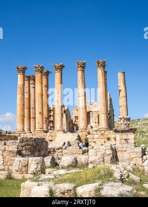 Säulen in der antiken Stadt Jerash, die vermutlich 331 v. Chr. von Alexander dem Großen, Jerash, Jordanien, dem Nahen Osten gegründet wurde Stockfoto