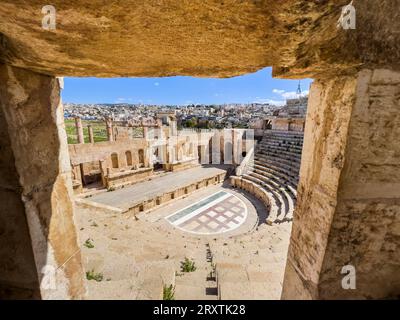 Das große North Theater in der antiken Stadt Jerash, vermutlich 331 v. Chr. von Alexander dem Großen gegründet, Jerash, Jordanien, Naher Osten Stockfoto