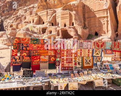 Schals und Teppiche zum Verkauf in der Straße der Fassaden, Petra Archaeological Park, UNESCO, eines der neuen sieben Weltwunder, Petra, Jordanien Stockfoto
