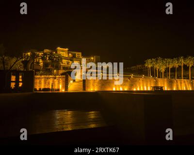 Übernachtung im Kempinski Hotel Ishtar, einem fünf-Sterne-Luxusresort am Toten Meer, inspiriert von den hängenden Gärten von Babylon, Jordanien, Nahost Stockfoto