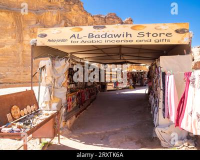 Souvenirstände auf dem Weg zum Petra Kloster (Al Dayr), Archäologiepark Petra Stockfoto
