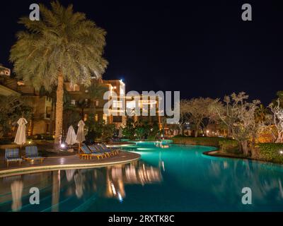 Übernachtung im Kempinski Hotel Ishtar, einem fünf-Sterne-Luxusresort am Toten Meer, inspiriert von den hängenden Gärten von Babylon, Jordanien, Nahost Stockfoto
