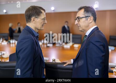 Bundesminister für Gesundheit Karl Lauterbach, SPD, am Rade einer Kabinettssitzung im gespraech mit Bundesminister für Landwirtschaft und Ernaehrung Cem Oezdemir, Buendnis 90/die Gruenen, Berlin, 27.09.2023. Berlin Deutschland *** Bundesgesundheitsminister Karl Lauterbach, SPD, anlässlich einer Kabinettssitzung mit Bundesminister für Landwirtschaft und Ernährung Cem Oezdemir, Buendnis 90 die Gruenen, Berlin, 27 09 2023 Berlin Deutschland Copyright: XThomasxImox Stockfoto