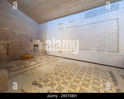 Innenansicht der christlichen Kirche aus byzantinischer Zeit, die auf dem Gipfel des Mount Nebo, Jordanien, im Nahen Osten steht Stockfoto