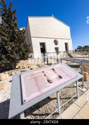 Blick von außen auf die christliche Kirche aus byzantinischer Zeit, die auf dem Gipfel des Mount Nebo, Jordanien, im Nahen Osten steht Stockfoto