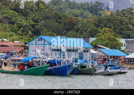 Boote und der Hafen in der Stadt Sorong, der größten Stadt und Hauptstadt der indonesischen Provinz Südwest-Papua, Indonesien, Südostasien Stockfoto