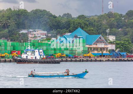 Boot und Container im Hafen von Sorong, der größten Stadt und Hauptstadt der indonesischen Provinz Südwest-Papua Stockfoto