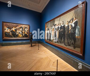 The National Gallery, London, Großbritannien. September 2023 27. Die Credit Suisse Exhibition: Frans Hals, die seit mehr als 30 Jahren größte Ausstellung der Künstlermalereien, findet vom 30. September 2023-21 bis Januar 2024 statt und umfasst epische Großgruppenporträts des begnadeten niederländischen Künstlers des Goldenen Zeitalters. Bild (rechts): Frans Hals (vervollständigt von Pieter Codde, 1637), „The Meagre Company“, (The Company of Captain Reinier Reael and Lieutenant Cornelis Michielsz Blaeuw), 1633. Leihgabe der Stadt Amsterdam. Rijksmuseum, Amsterdam. Quelle: Malcolm Park/Alamy Live News Stockfoto