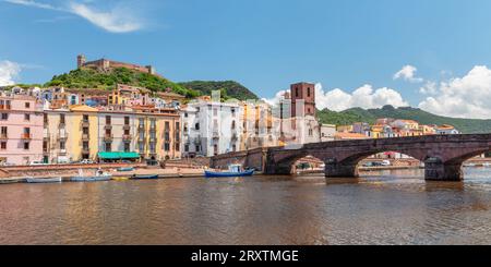 Blick über den Temo Fluss auf Bosa und Malaspina Schloss, Oristano Bezirk, Sardinien, Italien, Mittelmeer, Europa Stockfoto