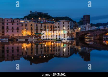 Blick über den Temo Fluss von Bosa und Malaspina Burg, Bosa, Oristano Bezirk, Sardinien, Italien, Mittelmeerraum, Europa Stockfoto