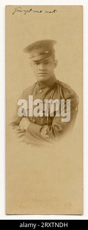 Foto von CPL. Lawrence McVey in Uniform mit der Croix-de-Guerre-Medaille ca. 1920 Stockfoto