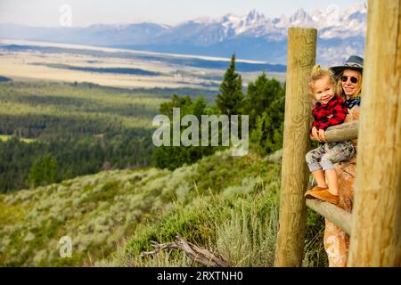 Frau und Kind im Grand Teton National Park, Jackson, Wyoming, USA, Nordamerika Stockfoto